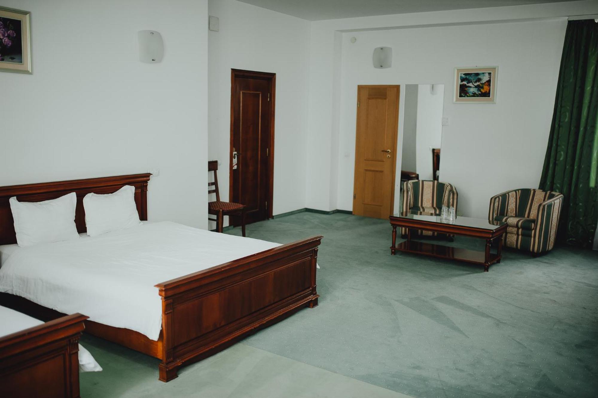 Hotel Bavaria كرايوفا المظهر الخارجي الصورة