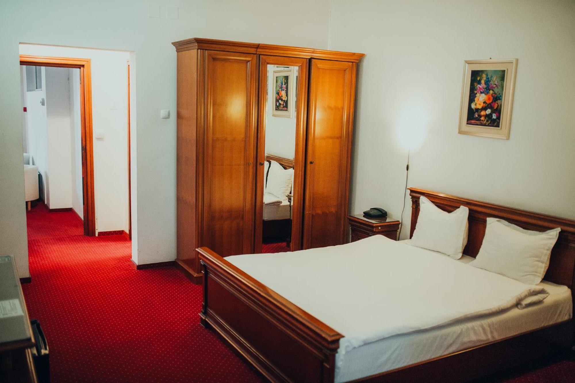 Hotel Bavaria كرايوفا المظهر الخارجي الصورة