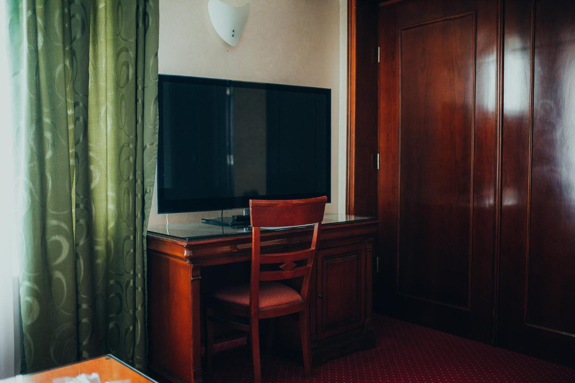 Hotel Bavaria كرايوفا المظهر الخارجي الصورة