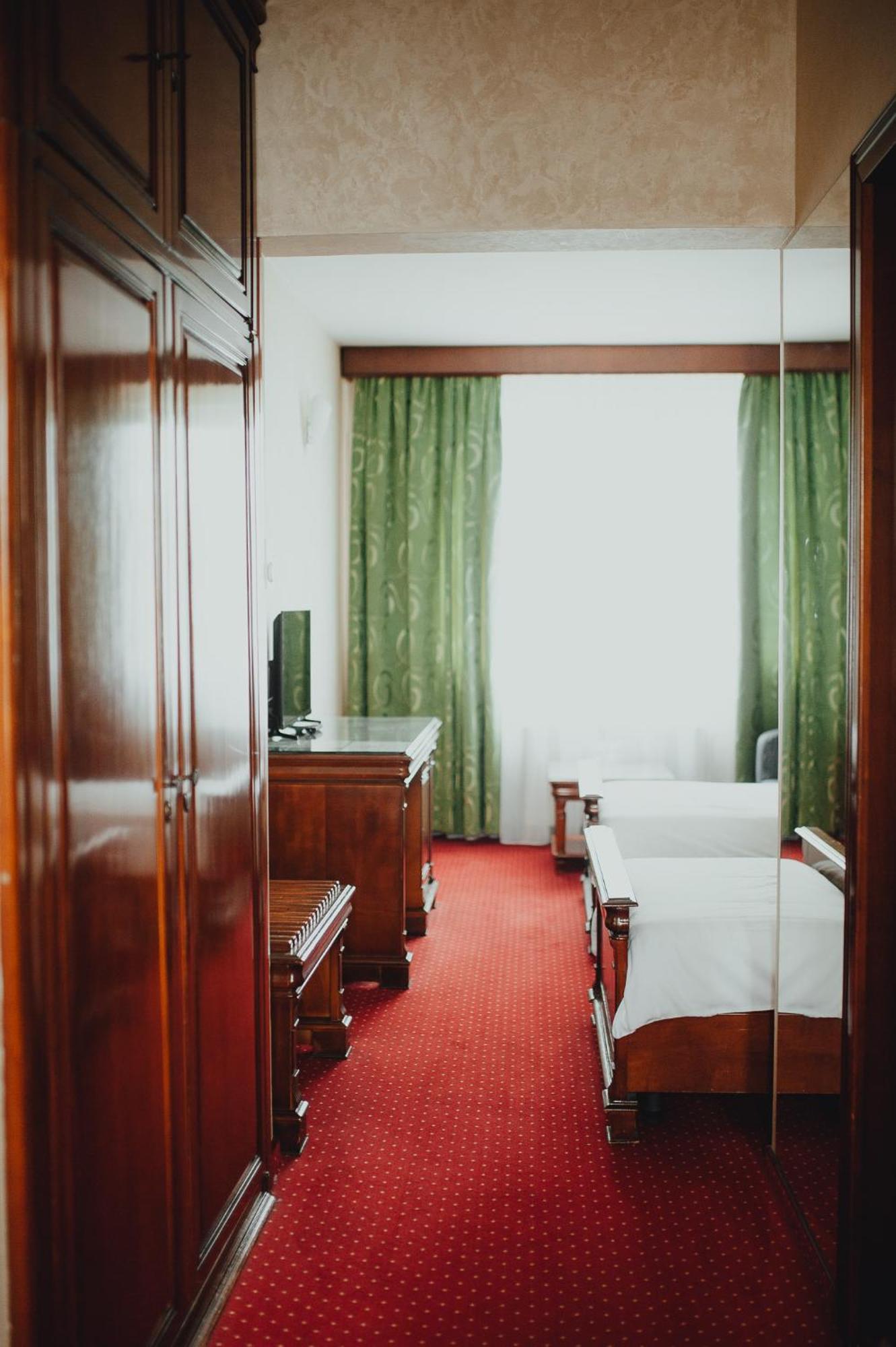 Hotel Bavaria كرايوفا المظهر الخارجي الصورة