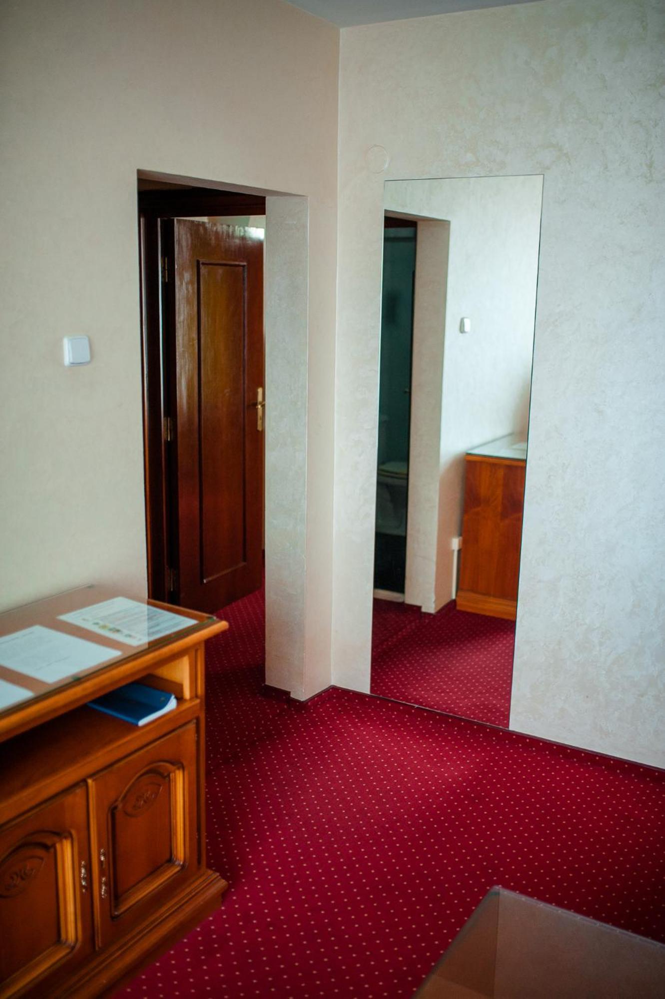 Hotel Bavaria كرايوفا المظهر الخارجي الصورة