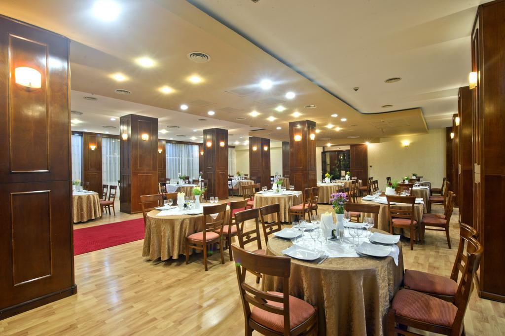 Hotel Bavaria كرايوفا المظهر الخارجي الصورة